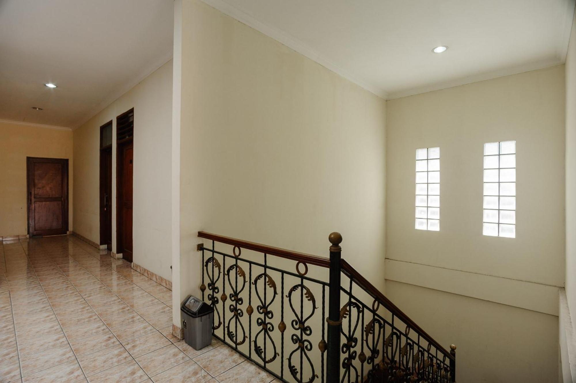 Reddoorz Syariah Near Aeon Mall Tanjung Barat Jakarta Exterior photo